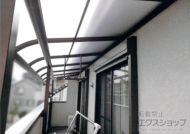 千葉県船橋市ののバルコニー・ベランダ屋根 ヴェクターテラス R型 屋根タイプ 連棟 積雪〜20cm対応＋物干しセット　吊り下げ式 標準2本入り 施工例