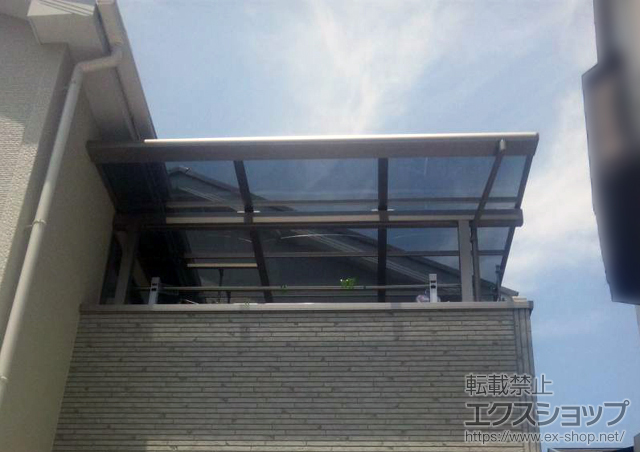 大阪府大阪市のLIXIL リクシル（トステム）のテラス屋根 ライザーテラスII F型 テラスタイプ 単体 積雪〜20cm対応＋吊り下げ物干し 標準 2本入 施工例