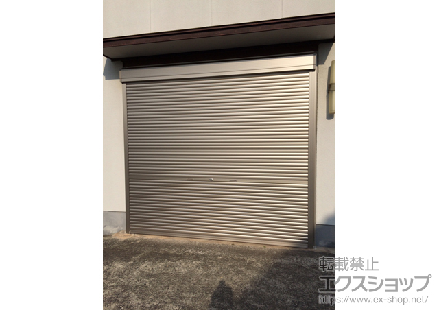 岡山県岡山市のLIXIL リクシル（トステム）のガレージシャッター ガレージシャッタークワトロ 手動式 外部付タイプ 施工例