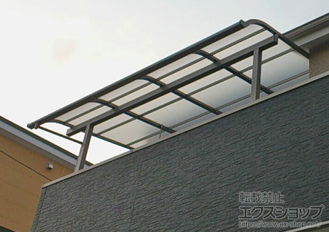 大阪府東大阪市のLIXIL リクシル（トステム）のバルコニー・ベランダ屋根 ライザーテラスII R型 テラスタイプ 単体 積雪〜20cm対応+吊下げ物干し 標準 2本入 施工例