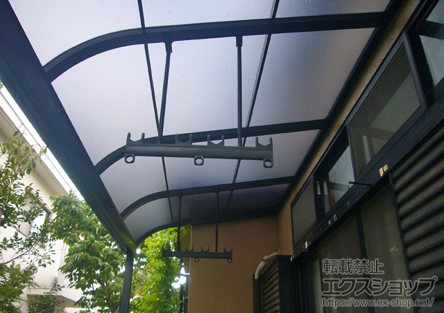 埼玉県坂戸市のLIXIL リクシル（トステム）のテラス屋根 ライザーテラスII R型 1500 テラスタイプ 単体 積雪〜50cm対応＋吊下げ物干し 標準 2本入 施工例