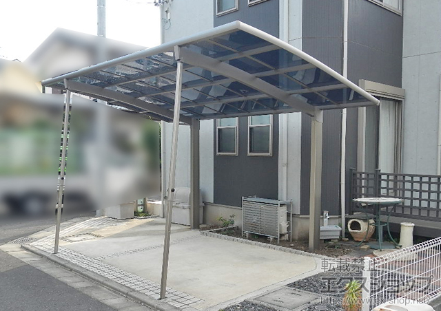 東京都調布市のLIXIL リクシル（トステム）のカーポート レグナスポートシグマIII 積雪〜20cm対応+着脱式サポート(補助柱)(1本入り) 施工例