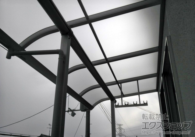 兵庫県川西市ののバルコニー・ベランダ屋根 プレシオステラス R型 屋根タイプ 連棟 積雪〜20cm対応＋吊り下げ式物干し 標準2本入り 施工例