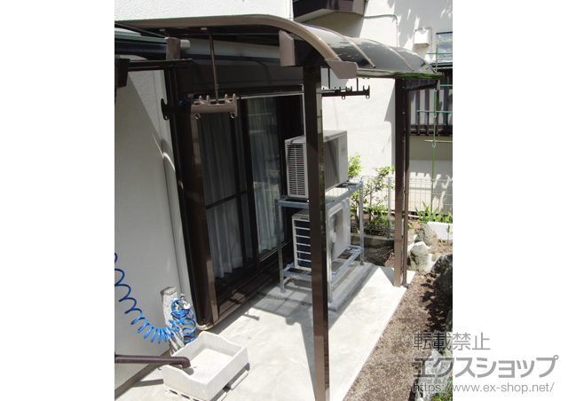 神奈川県厚木市のLIXIL リクシル（トステム）のテラス屋根 ライザーテラスII R型 1500 テラスタイプ 単体 積雪〜50cm対応＋吊り下げ物干し　標準　2本入 施工例