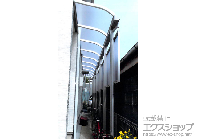 福岡県久留米市ののテラス屋根 ヴェクターテラス R型 テラスタイプ 三連棟 積雪〜20cm対応+前面パネル 1段 ・柱標準タイプ用+側面パネル 1段+物干しセット 吊り下げ式ロング2本入り 施工例