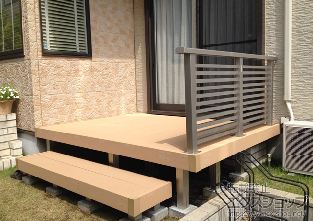 千葉県松戸市ののウッドデッキ リウッドデッキ 200+シンプルモダンデッキフェンス7型＜半目隠し横格子タイプ＞+部分段床 1段 施工例