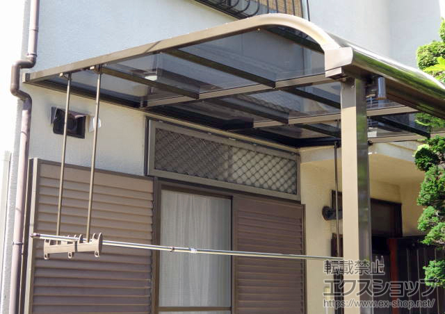 埼玉県さいたま市のLIXIL リクシル（トステム）のテラス屋根 ライザーテラスII R型 テラスタイプ 単体 積雪〜20cm対応+ 吊り下げ物干し 標準タイプ 2本入 施工例