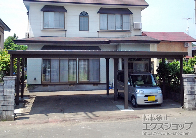 秋田県大館市のLIXIL リクシル（トステム）のカーポート テリオスポートIII 3000 3台用 横連棟 9本柱 積雪〜100cm対応 施工例