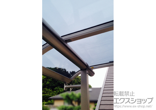 大阪府枚方市ののバルコニー・ベランダ屋根 ヴェクターテラス R型 屋根タイプ 単体 積雪〜20cm対応＋吊り下げ式物干し 標準 2本入り 施工例