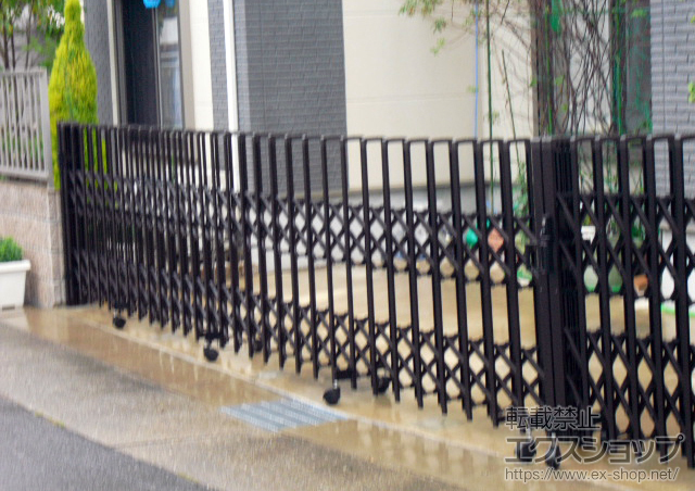 愛知県名古屋市ののカーゲート トリップゲート ペットガード型 ノンレール 両開き親子 66WO(12S+54M) 施工例