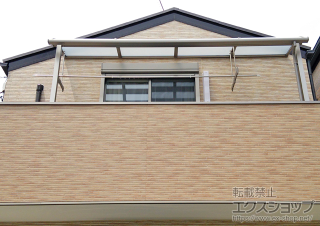 京都府京都市のLIXIL リクシル（トステム）のバルコニー・ベランダ屋根 ライザーテラスII R型 屋根タイプ 単体 積雪〜20cm対応+吊り下げ式物干し　標準　2本入り 施工例