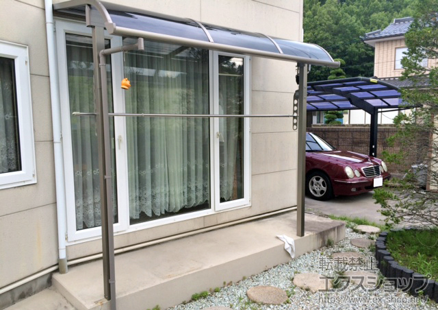 長野県上田市のLIXIL リクシル（トステム）のテラス屋根 ライザーテラスII R型 積雪50cm対応 テラスタイプ 単体+壁付け物干し 標準2本入り 施工例