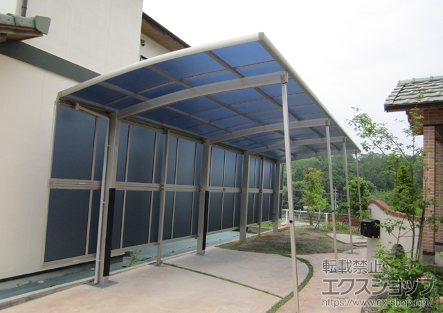 岡山県加賀郡吉備中央町のYKKAPカーポート施工例(レイナポートグラン 縦連棟 積雪〜20cm対応+レイナポート グランサイドパネル+着脱式サポート(2本入り)+柱カバー(小)(2本入り):21536923-1)