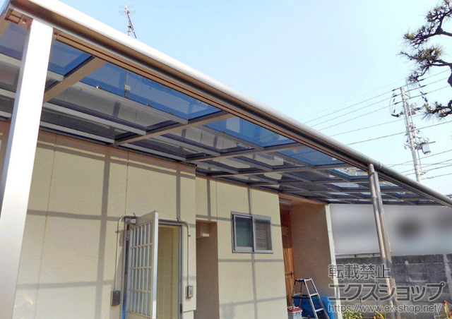 愛媛県四国中央市のLIXIL リクシル（トステム）のテラス屋根 ライザーテラスII F型 テラスタイプ 連棟 積雪〜20cm対応 施工例