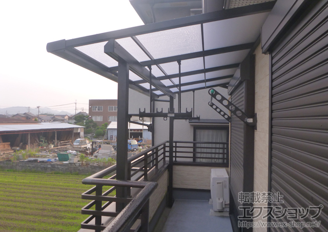 兵庫県揖保郡太子町ののバルコニー・ベランダ屋根、カーポート ライザーテラスII F型 屋根タイプ 単体 積雪〜20cm対応+吊り下げ物干し 標準 2本入 施工例