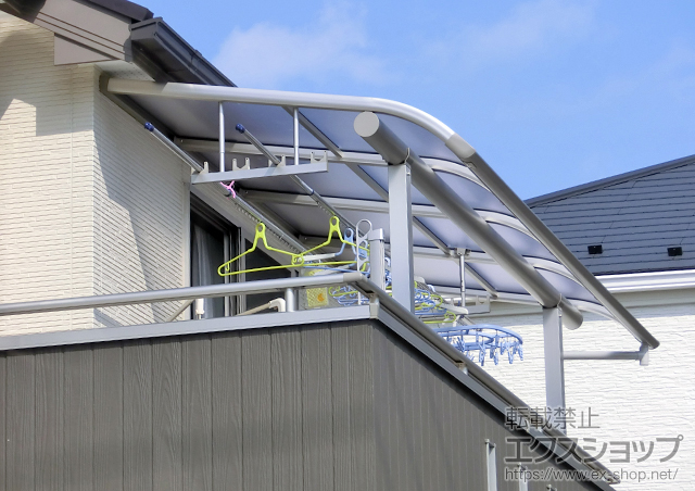 千葉県船橋市ののバルコニー・ベランダ屋根 ヴェクターテラス R型 屋根タイプ 単体 積雪〜20cm対応＋吊り下げ物干し 標準 2本入 施工例