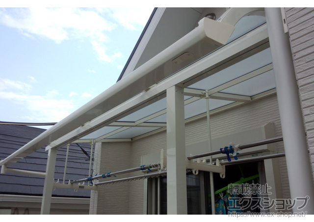 兵庫県伊丹市のLIXIL リクシル（トステム）のバルコニー・ベランダ屋根 ライザーテラスII R型 屋根タイプ 単体 積雪〜20cm対応＋追加部材吊り下げ物干し　標準　2本入+取付桟/彩風用ベースプレート一式/笠木取付部材/六角ボルト 施工例