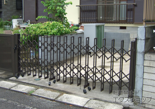 神奈川県相模原市のLIXIL リクシル(新日軽)のカーゲート セレビューMK型 傾斜タイプ キャスター式 片開き33SA 施工例