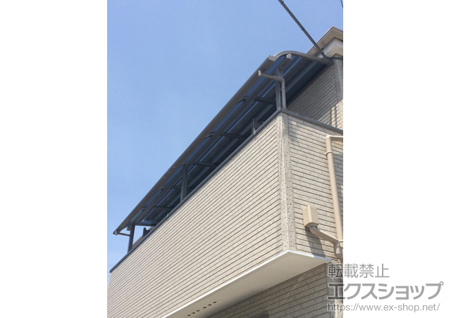 兵庫県明石市のLIXIL リクシル（トステム）のバルコニー・ベランダ屋根 ライザーテラスII R型 屋根タイプ 連棟 積雪〜20cm対応＋収納式物干し 2本入り 施工例