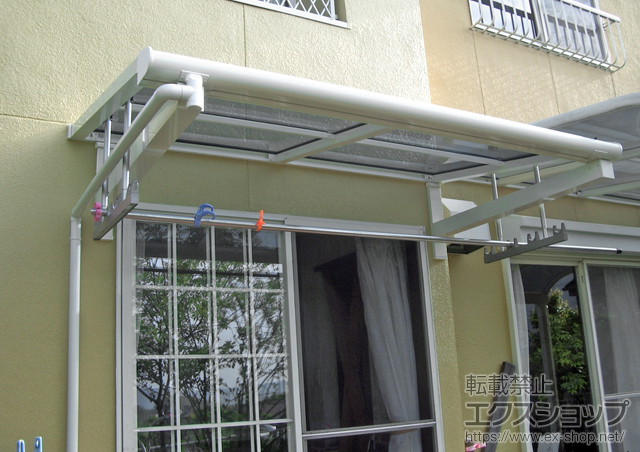 大分県大分市ののバルコニー・ベランダ屋根 ヴェクターテラス F型 ルーフタイプ 単体積雪〜20cm対応+吊り下げ物干し 標準 2本入 施工例