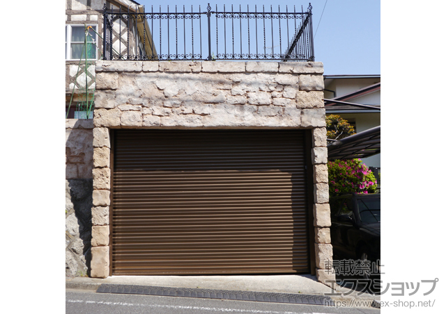 東京都多摩市のLIXIL リクシル（トステム）のガレージシャッター ガレージシャッタークワトロ 電動式 内部付タイプ ※外部停電時開閉機構 施工例
