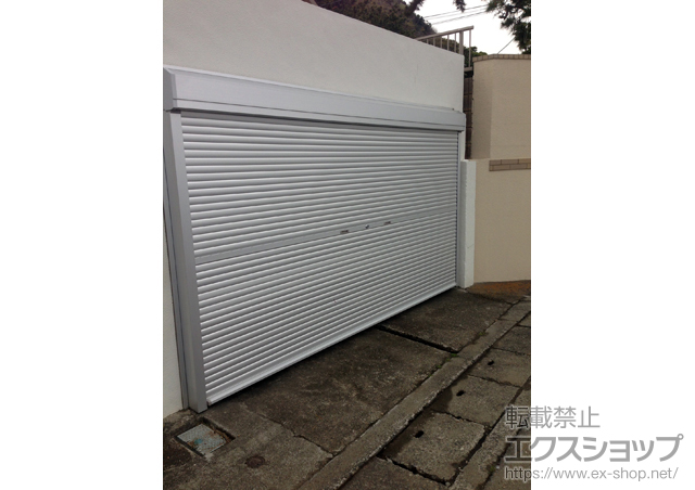 神奈川県三浦郡葉山町のLIXIL リクシル（トステム）のガレージシャッター ガレージシャッタークワトロ 手動式 外部付タイプ 施工例