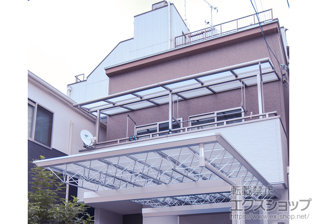 大阪府大阪市のLIXIL リクシル（トステム）のバルコニー・ベランダ屋根 ライザーテラスII F型 屋根タイプ 連棟 積雪〜20cm対応+吊り下げ物干し 標準 2本入 施工例