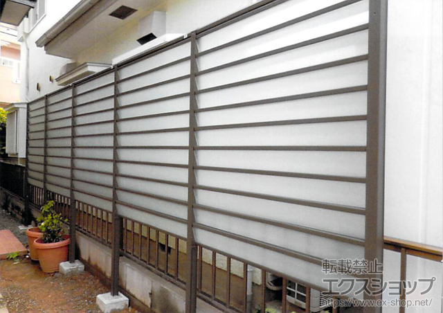 埼玉県鶴ヶ島市ののフェンス・柵 サニーブリーズフェンスS型 間仕切りタイプ ロング柱1枚掛け仕様 施工例