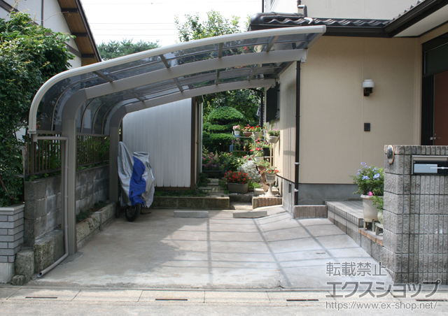 埼玉県北本市のLIXIL リクシル（トステム）のカーポート テールポートシグマIII 積雪〜20cm対応＋着脱式サポート柱　標準　1本入＋落雪カバー　50用 施工例