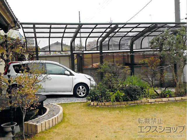 埼玉県鶴ヶ島市のLIXIL リクシル（トステム）のカーポート テールポートシグマIII 1500 縦連棟 積雪〜50cm対応＋収納式物干し 標準タイプ 2本入 2セット 施工例