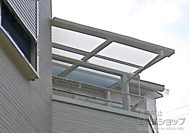 大阪府大阪市のLIXIL リクシル（トステム）のバルコニー・ベランダ屋根 ライザーテラスII F型 屋根タイプ 単体 積雪〜20cm対応+吊り下げ式物干し 標準 2本入 施工例