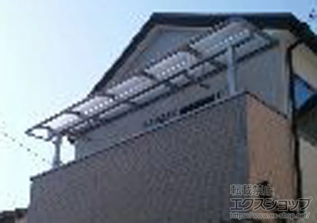 大阪府八尾市のYKKAPのバルコニー・ベランダ屋根 ヴェクターテラス R型 屋根タイプ 単体 積雪～20cm対応+吊り下げ式物干し 標準 2本入り 施工例