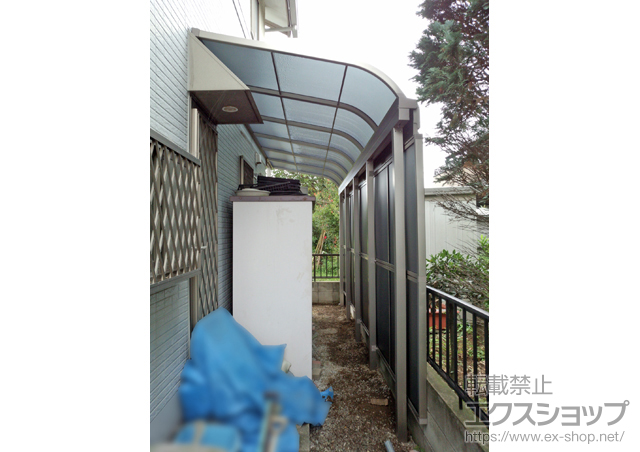 群馬県佐波郡玉村町ののテラス屋根、カーポート ライザーテラスII R型 テラスタイプ 単体 積雪〜20cm対応+前面スクリーン　2段用 施工例