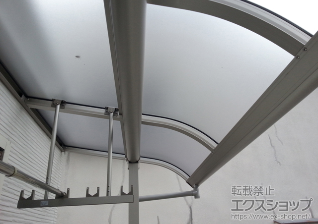 大阪府交野市ののバルコニー・ベランダ屋根 ヴェクターテラス R型 屋根タイプ 連棟 積雪〜20cm対応+ヴェクターテラス用 吊り下げ物干し 標準 2本入り 施工例