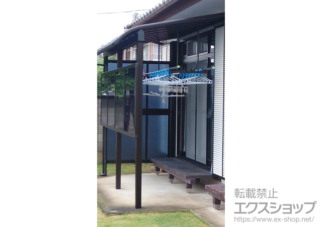 群馬県前橋市ののテラス屋根 ヴェクターテラス R型 1500 テラスタイプ 単体 積雪〜50cm対応+物干しセット　吊り下げ式 標準2本入り+前面パネル1段　柱奥行移動タイプ 1500タイプ用+側面パネル2段 施工例