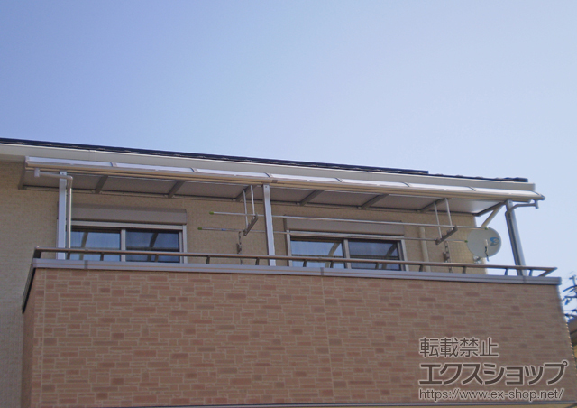 長崎県佐世保市ののバルコニー・ベランダ屋根 プレシオステラス R型 屋根タイプ 連棟 積雪〜20cm対応+吊り下げ式物干し 標準2本入り 施工例