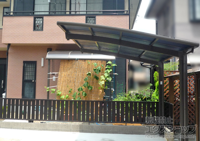 三重県津市のLIXIL リクシル（トステム）のカーポート カーブポートシグマIII 耐風圧強度仕様 積雪〜20cm対応＋耐風圧強度仕様オプション一式(着脱式サポート・母屋補強材・屋根材ホルダー) 施工例