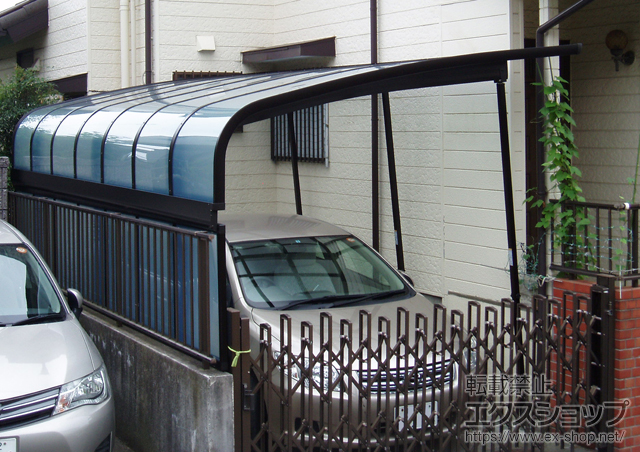 神奈川県海老名市ののカーポート レイナキャップポートグラン50　積雪〜50cm対応+サイドパネル+着脱式サポート(3本入り) 施工例