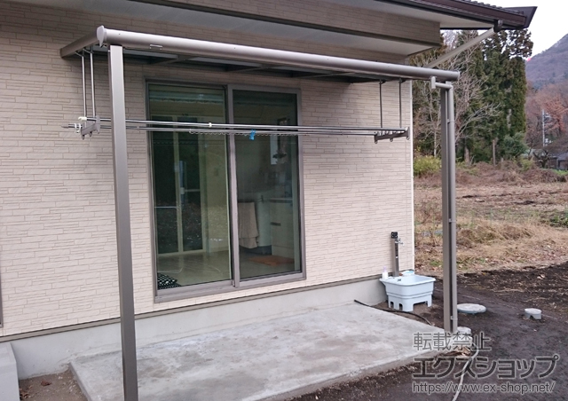 群馬県沼田市のLIXIL リクシル（トステム）のテラス屋根 パワーアルファ F型 テラスタイプ 単体 積雪〜30cm対応＋吊下げ物干し 標準 2本入×1＋積雪カバー 施工例