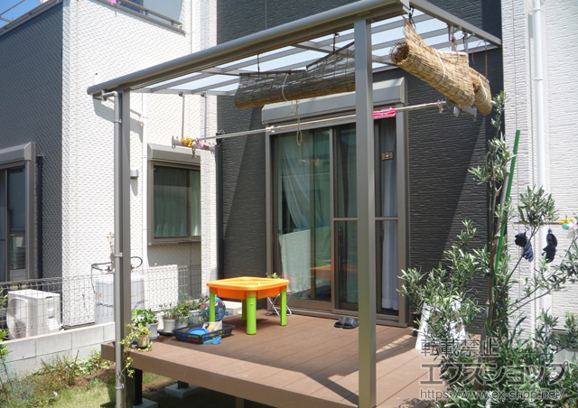 千葉県市川市のLIXIL リクシル（トステム）のテラス屋根 ライザーテラスII F型 テラスタイプ 単体 積雪〜20cm対応+吊下げ物干し 標準 2本入 施工例