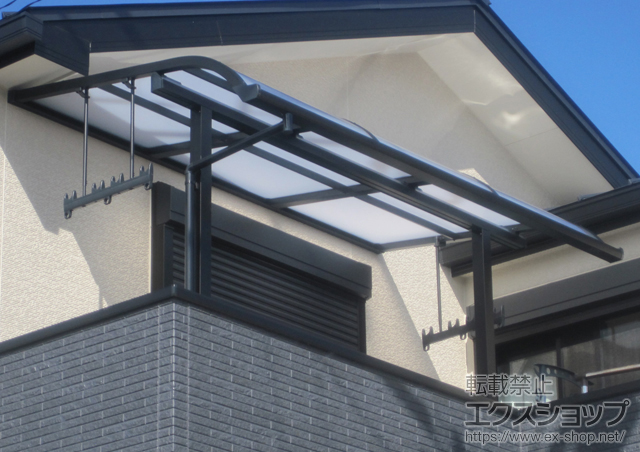 大阪府岸和田市のLIXIL リクシル（トステム）のバルコニー・ベランダ屋根 ライザーテラスII R型 屋根タイプ 単体 積雪〜20cm対応＋吊り下げ物干し 標準 2本入 施工例