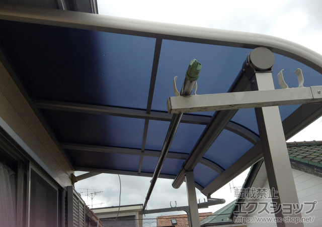 埼玉県吉川市ののバルコニー・ベランダ屋根 プレシオステラス R型 屋根タイプ 単体 積雪〜20cm対応 施工例