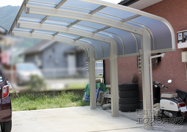 山梨県甲州市ののカーポート レイナキャップポートグラン50　積雪〜50cm対応＋着脱式サポート柱 標準・ハイルーフ兼用 3本入り＋水平式物干し（カーポート柱用） 2本入り 施工例