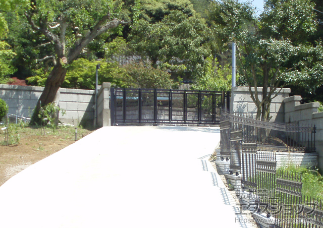 茨城県石岡市ののカーゲート エクスライン伸縮ゲート1型 ノンレール 片開き 36S 施工例