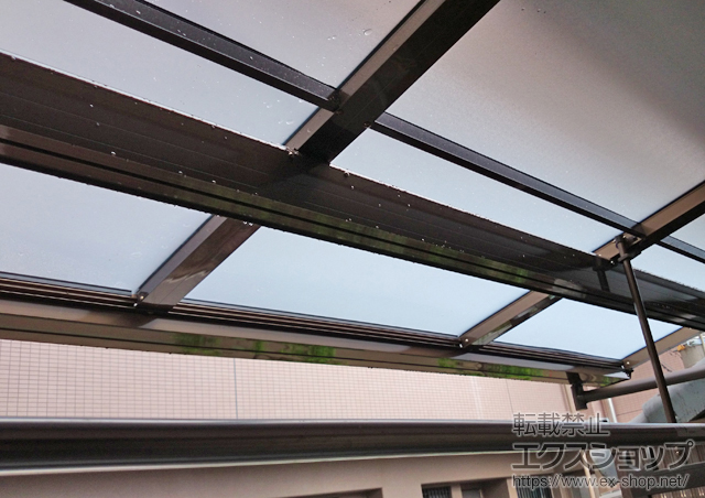 大阪府大阪市のLIXIL リクシル（トステム）のバルコニー・ベランダ屋根 ライザーテラスII F型 屋根タイプ 単体 積雪〜20cm対応＋吊下げ物干し 標準 2本入 施工例