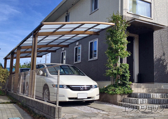 埼玉県川越市のLIXIL リクシル（トステム）のカーポート カーブポートシグマIII 縦連棟 積雪〜20cm対応+雪おろし棒 おっとせいG 施工例