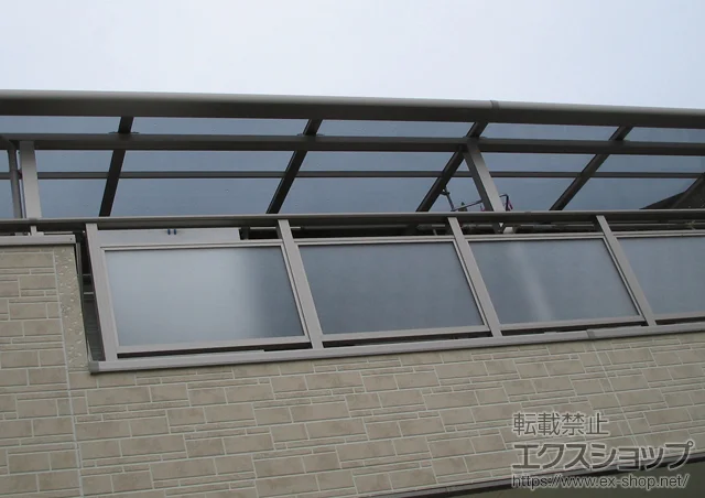 愛知県安城市のLIXIL リクシル（トステム）のバルコニー・ベランダ屋根 ライザーテラスII F型 屋根タイプ 連棟 積雪～20cm対応＋吊り下げ式物干し 施工例