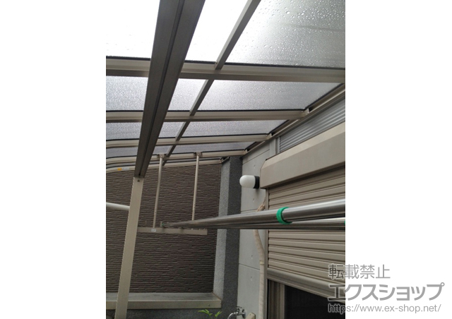 大阪府大阪市ののバルコニー・ベランダ屋根 ヴェクターテラス R型 1500 屋根タイプ 単体 積雪〜50cm対応＋物干しセット 吊り下げ式 標準2本入り 施工例