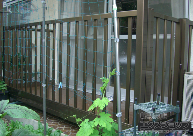 大分県別府市のLIXIL リクシル（トステム）のバルコニー ビューステージFスタイル 縦太格子 単体 庭置き式 施工例