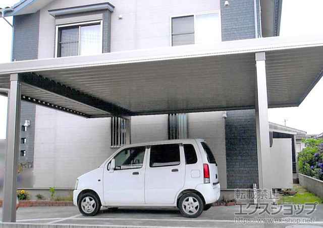 山口県下関市のLIXIL リクシル（トステム）のカーポート テリオスポートIII 900 2台用 角柱4本 積雪〜30cm対応+タイトフレーム（塗装） 梁1本用 施工例